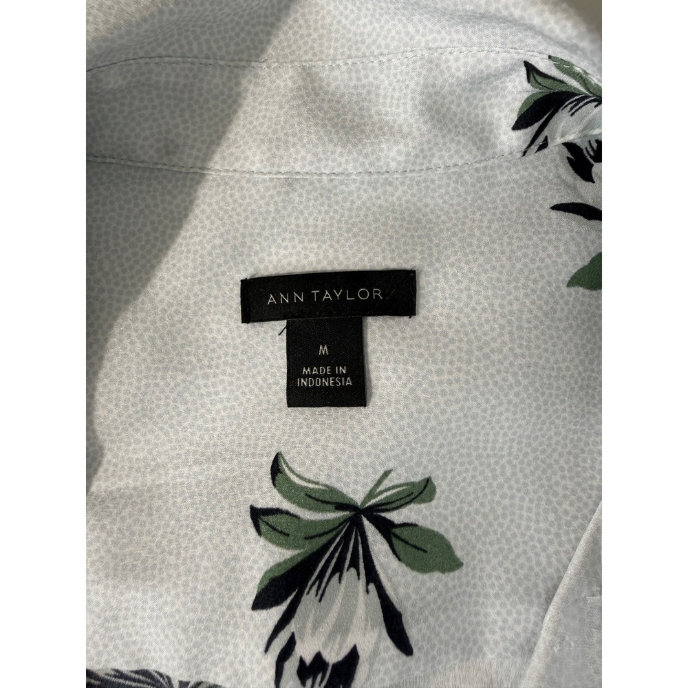 Ann Taylor Floral Sleeveless Blouse Blue White Button Up Preppy Workwear M - Picture 3 of 6